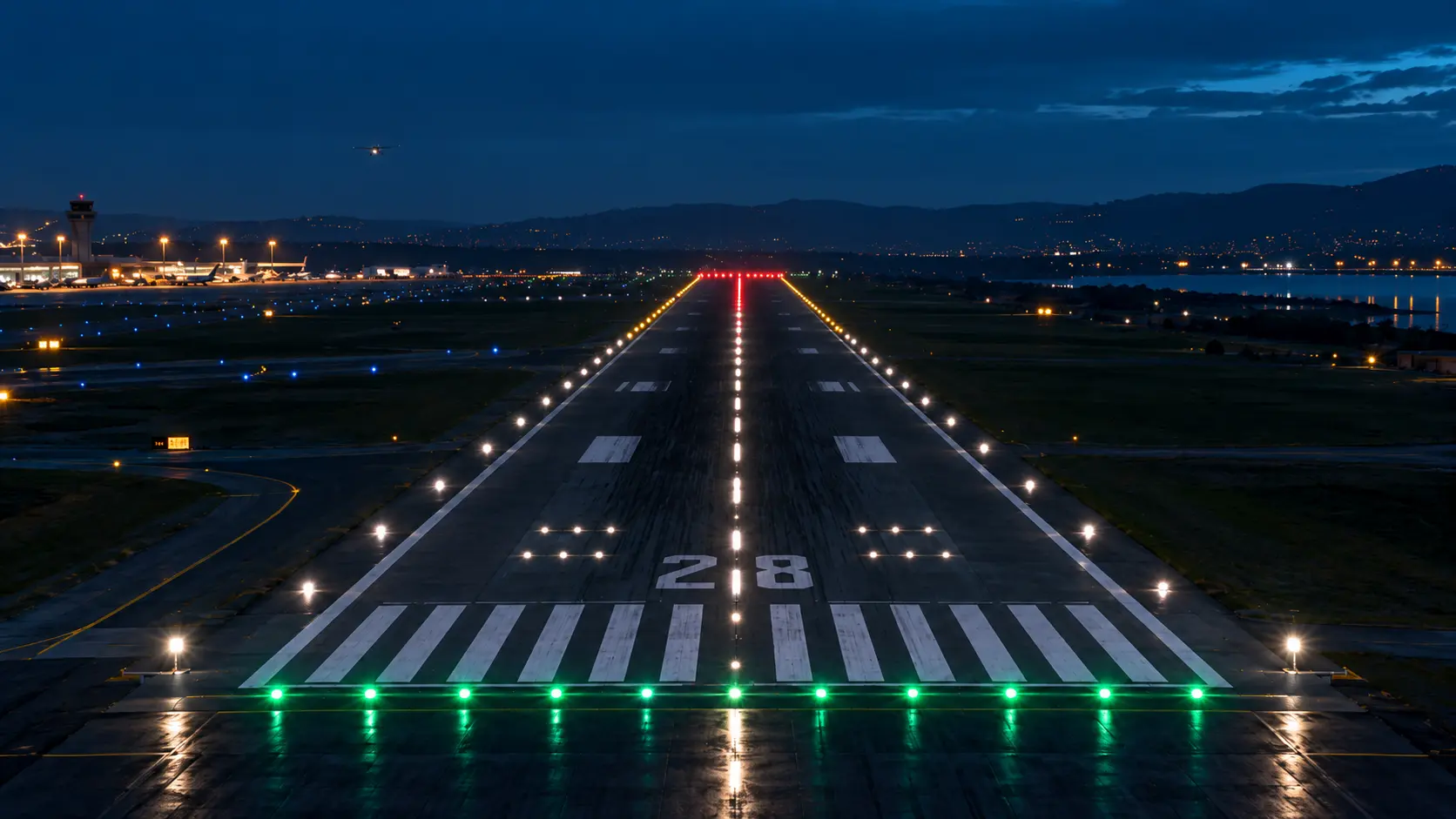 چراغ های باند فرودگاه شامل Edge، Centerline، Threshold و Runway End Lights
